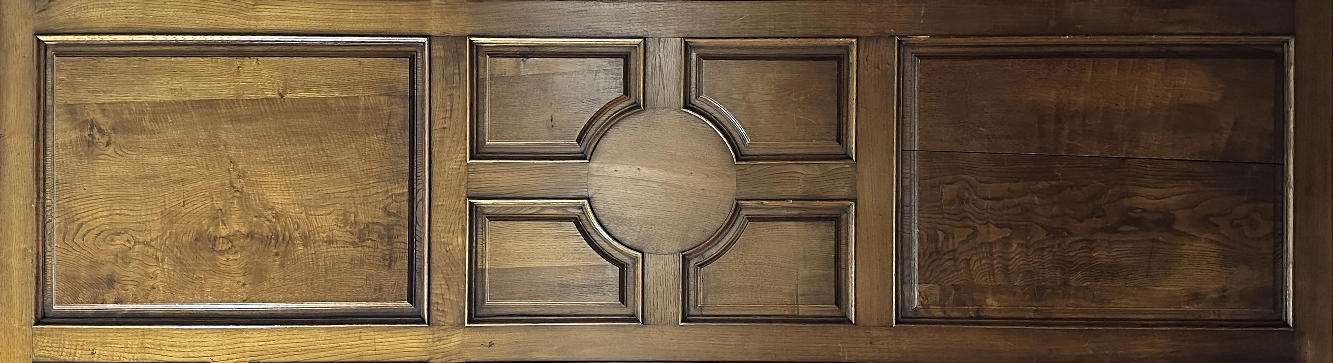 Fotografía detalle del panel de madera ubicado en el patio de butacas